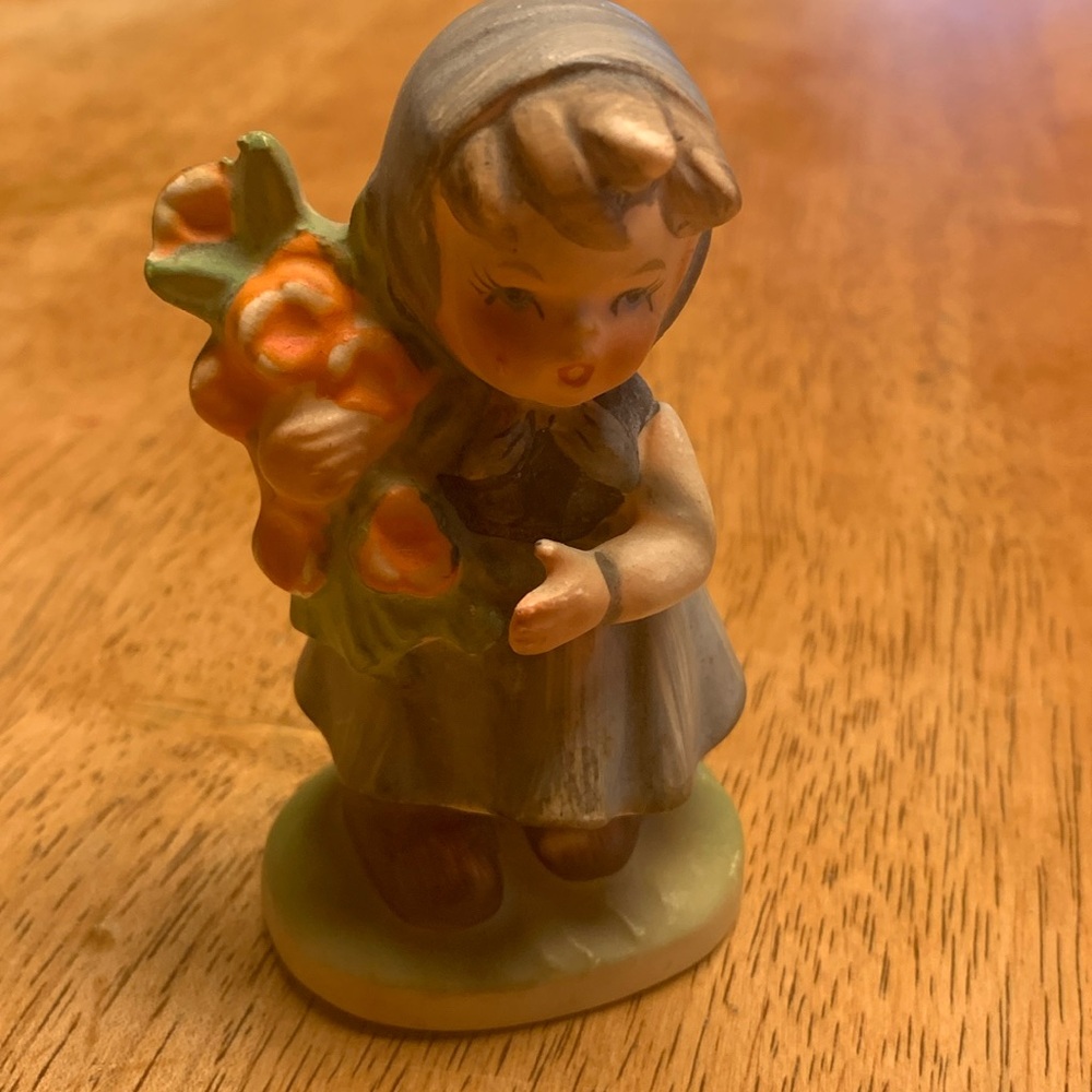 Napco vintage girl figurine. C7653. Excellent shape